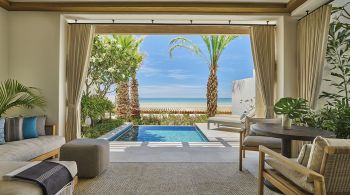 Além de 96 luxuosas acomodações, propriedade em Cabo San Lucas, no corredor hoteleiro de Los Cabos, conta com três piscinas, três restaurantes e mais de 60 residências