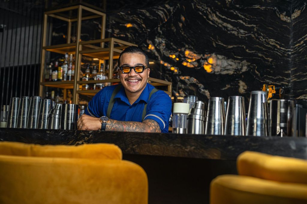 O bartender Marlon Silva no Drunks, bar no Itaim, em São Paulo