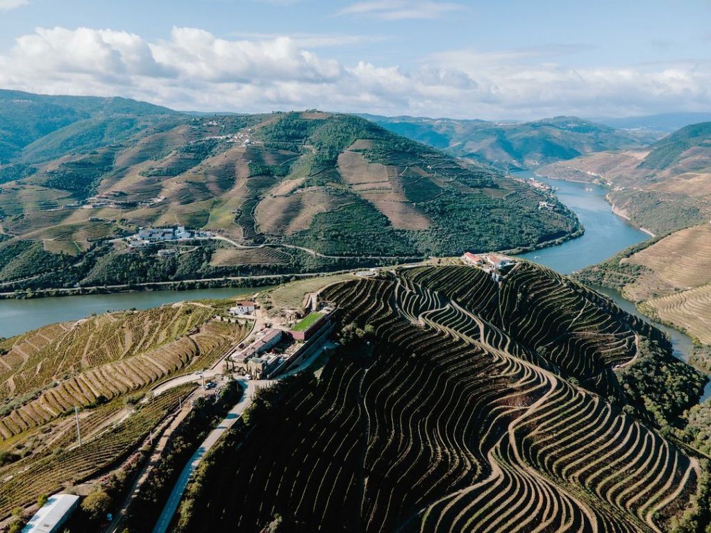 Imagem aérea da vinícola Menin Douro Estates, na região de Cima Corgo, no Douro, em Portugal