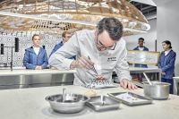 Conheça Paco Morales, chef à frente do três estrelas Michelin Noor, em Córdoba