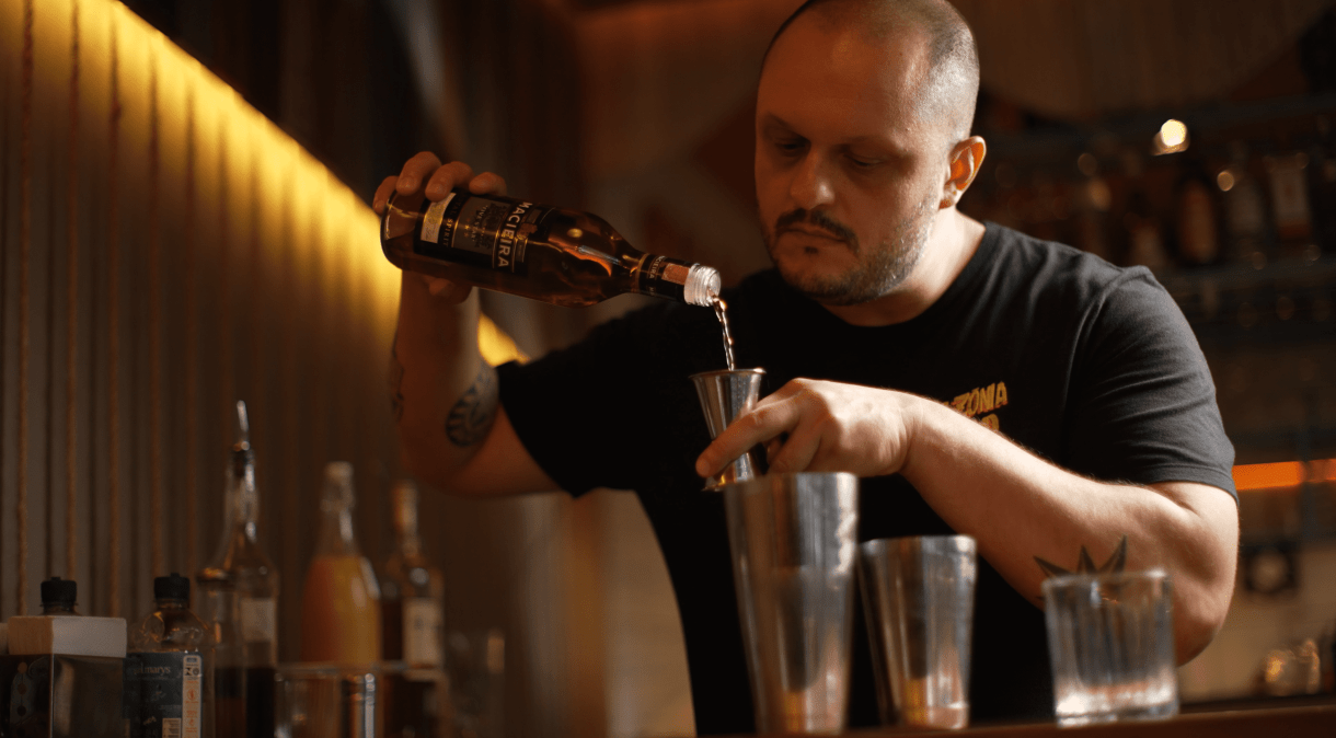 O bartender e sócio do Muamba Bar, em Belém, Yvens Penna, em cena do episódio 2 da série BAR BRASIL