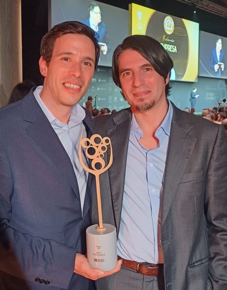 Os enólogos da Menin Wine Company João Rosa Alves (esquerda) e Tiago Alves de Sousa aceitam o prêmio de Produtora do Ano 