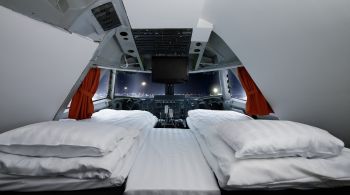 Avião aposentado e fixado a poucos metros da pista recebe hóspedes em dormitórios compartilhados e suítes; preços partem de R$215