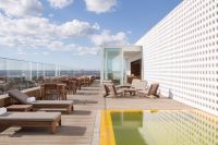 B Hotel: rooftop badalado e perfeita união entre arte e arquitetura em Brasília