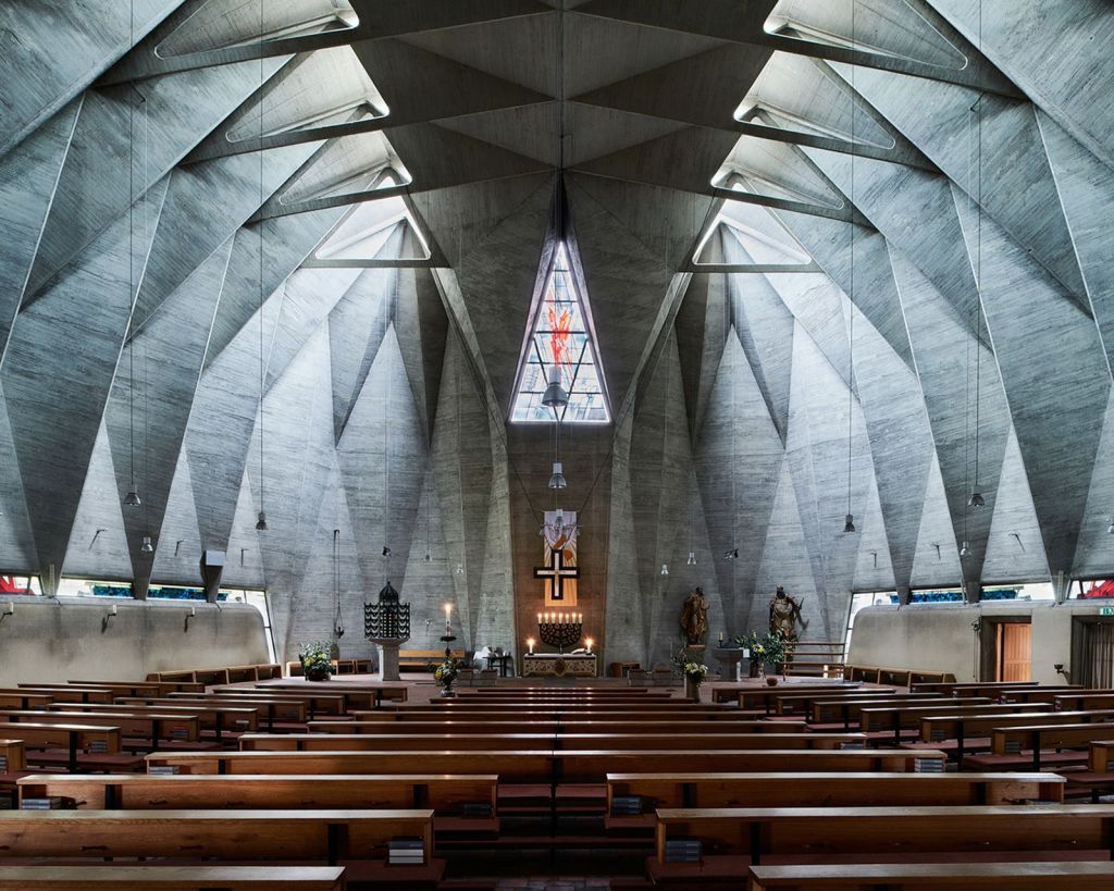 St. Paulus em Neuss, Alemanha, apresenta um telhado incomum, quase dobrado. Foi projetado por Fritz Schaller e terminou em 1970.