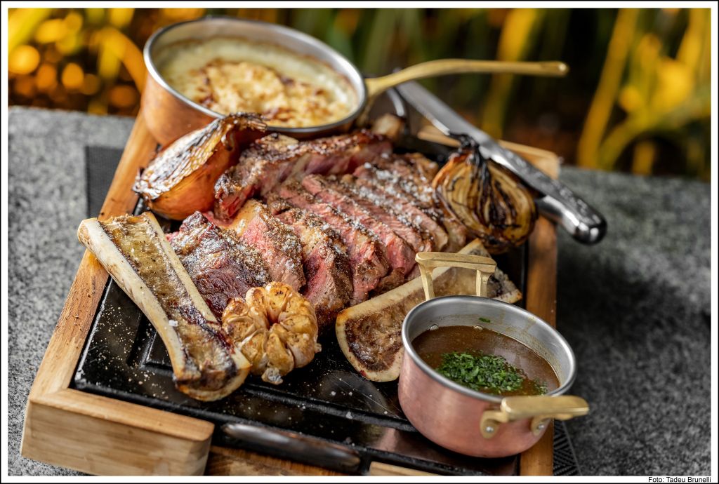 Côte de Boeuf com tutano ao molho bordelaise e batata dauphinois do Urus