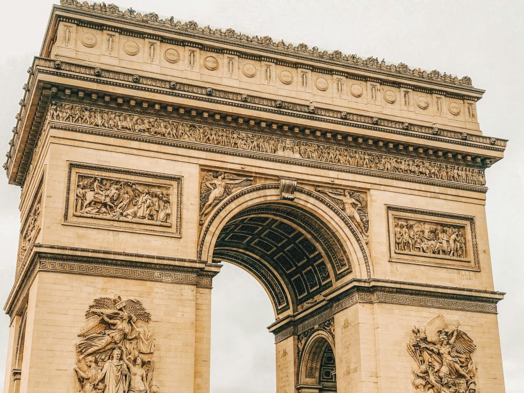 O Arco do Triunfo é um dos principais monumentos da França.