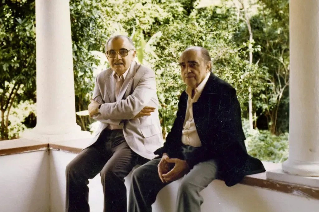 Athos Bulcão e Oscar Niemeyer, em foto do acervo da Fundação Athos Bulcão.