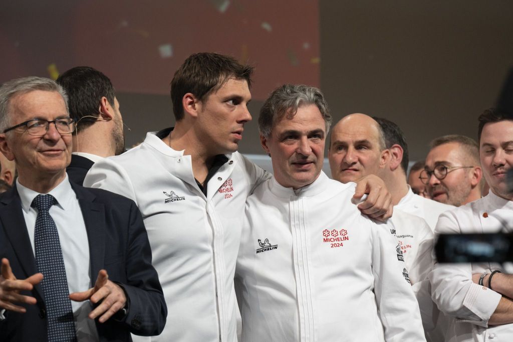 Chefs franceses Fabien Ferré e Jérôme Banctel no palco da cerimônia francesa do Guia Michelin de 2024 