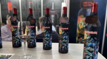 Bruce Dickinson lançou o Darkest Red 2021, rótulo inspirado pela música "Darkest Hour" em parceria com a Van Zeller Wine Collection