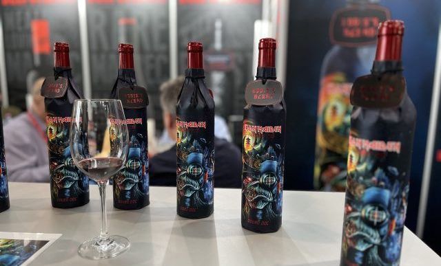 Bruce Dickinson, vocalista da banda britânica Iron Maiden lança novo vinho