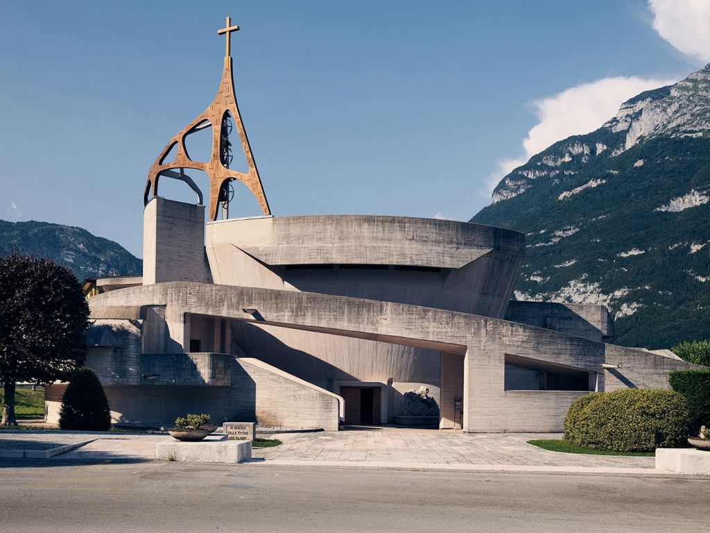 A Igreja de Santa Maria Immacolata de Giovanni Michelucci em Longarone, Itália, foi criada a partir de concreto não tratado.