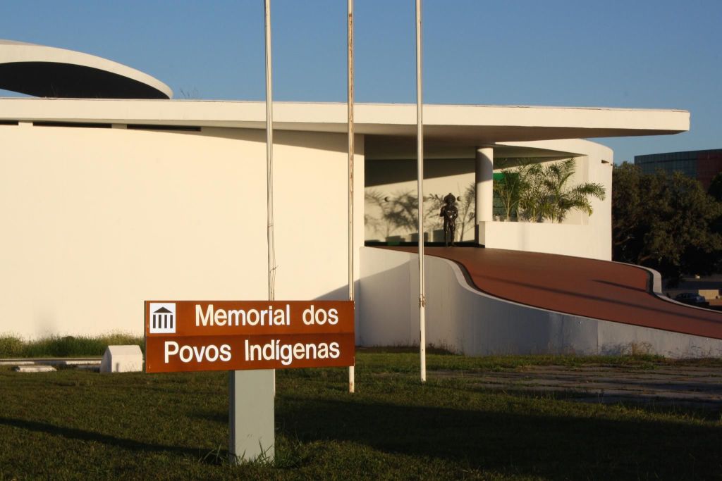 O Memorial dos Povos Indígenas foi projetado por Oscar Niemeyer em forma de espiral que remete a uma maloca redonda dos índios Yanomami.