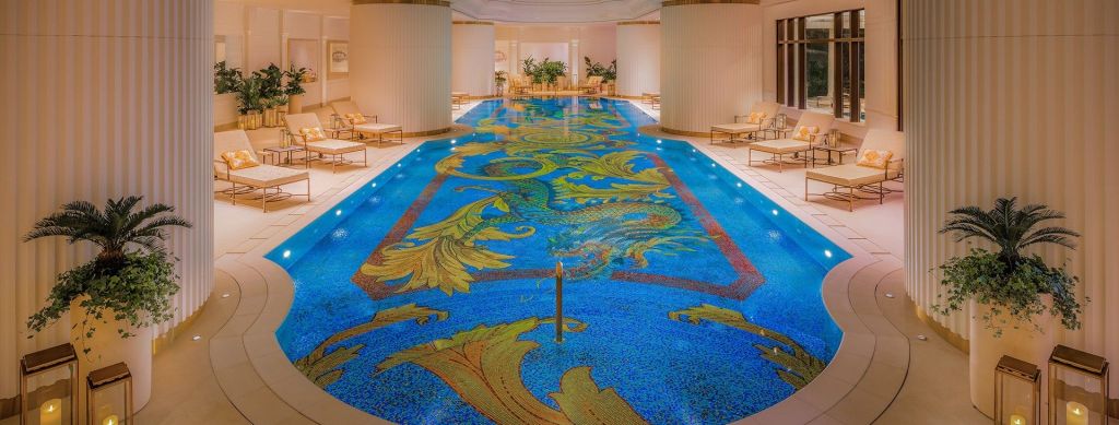 Cadeiras e detalhes dos mosaicos da piscina interior do Palazzo Versace Macau