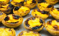 Emma Stone comeu 60 pastéis de nata para “Pobres Criaturas”; saiba onde comprá-los em Lisboa