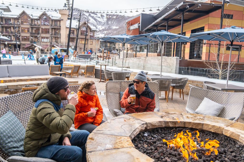 Turistas em fogueira externa em Aspen, nos Estados Unidos