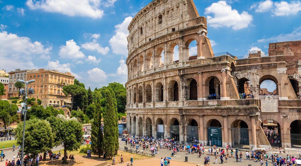 O Coliseu de Roma é o maior anfiteatro antigo já construído, com capacidade para 80 mil pessoas.