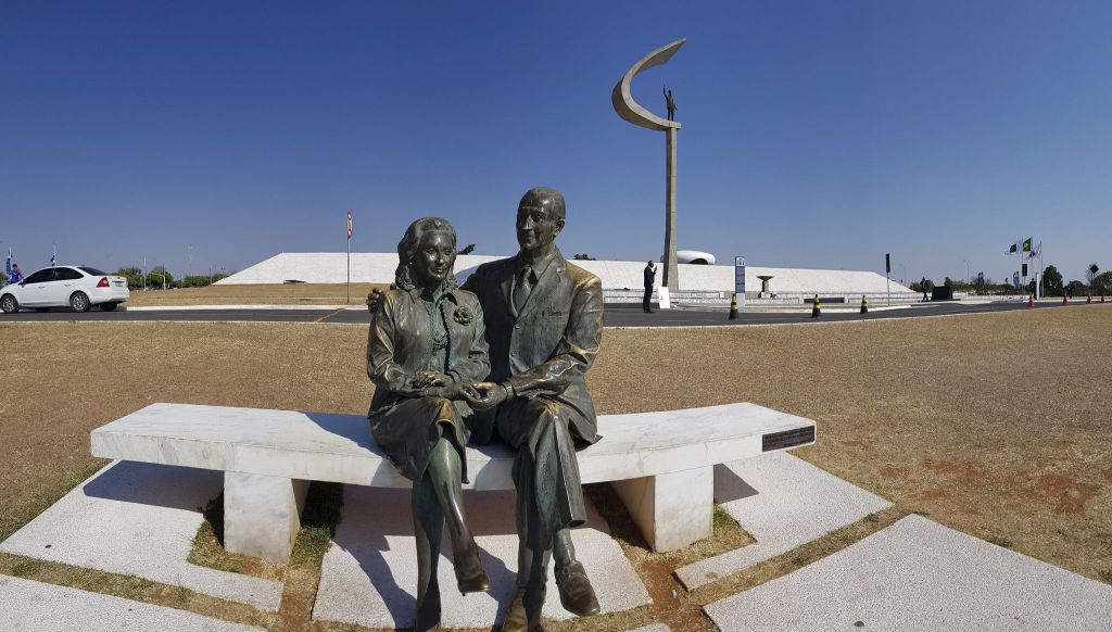 Estátua de Sarah e Juscelino Kubitschek com o Memorial JK ao fundo 