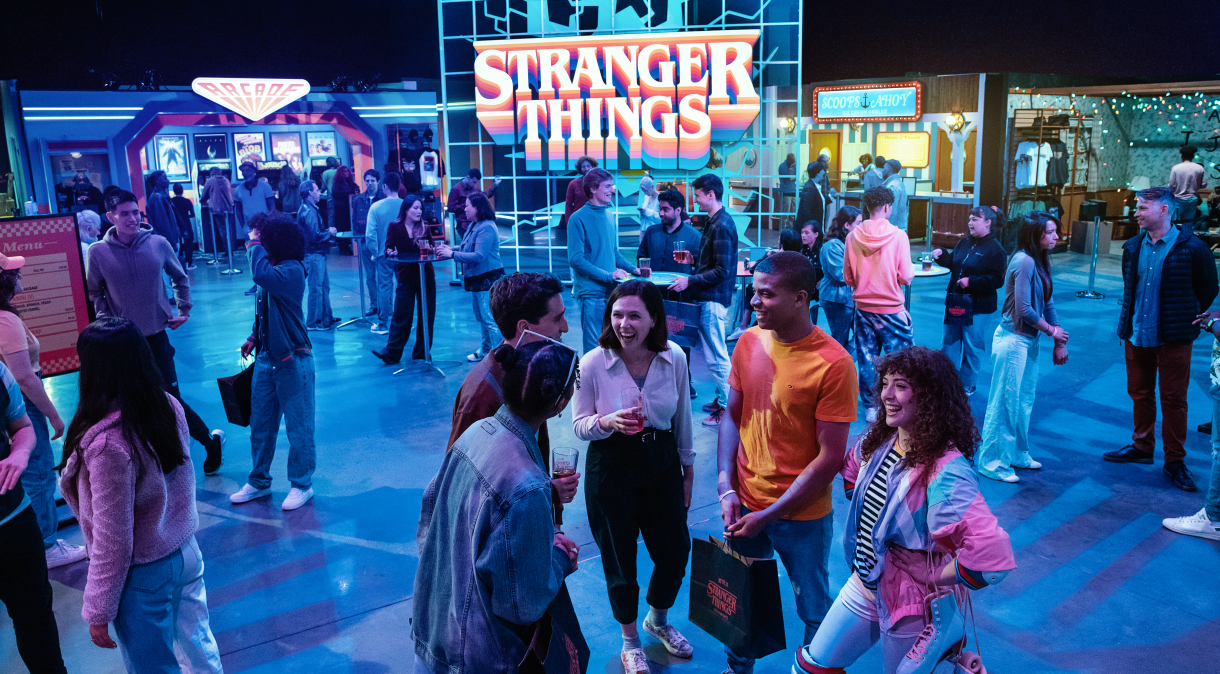 A experiência envolve mistérios, amizades e a nostalgia dos anos 1980 em uma celebração épica do universo de Stranger Things.