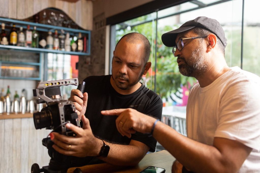 Thiago Pelaes e Fernando Segtowick dirigem a série BAR BRASIL, produção da Marahu