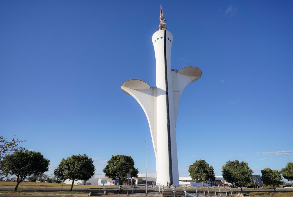 Torre de TV digital é conhecida como "Flor do Cerrado" e tem mais de 180 metros de altura