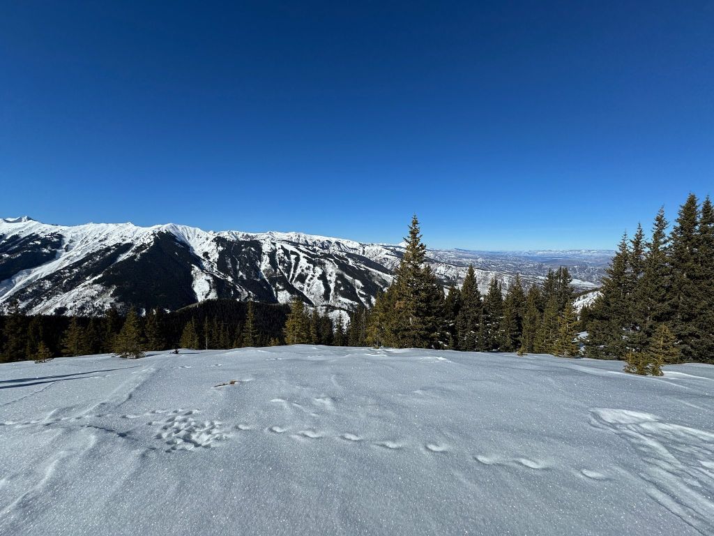 Vista para as montanhas nevadas de Aspen, nos Estados Unidos