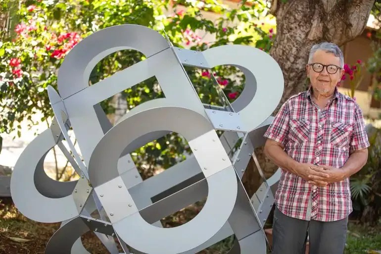 O artista plástico e criador do Zé Gotinha, Darlan Rosa posa para fotografia em sua residência.