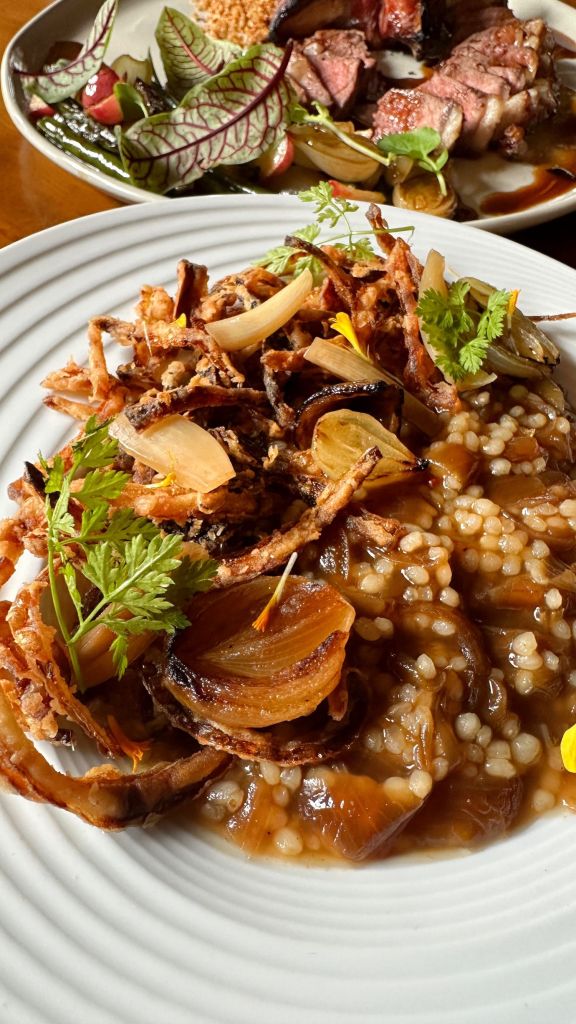 Arroz bolinha com cebola caramelizada e crispy de cebola