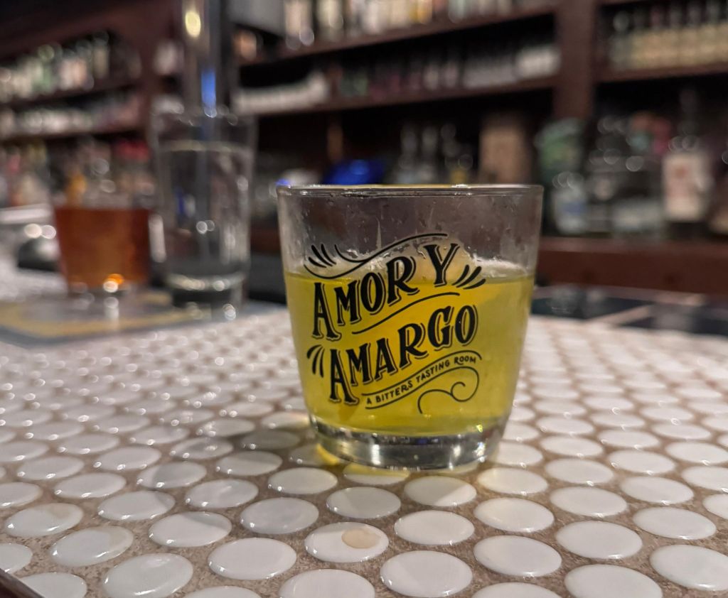 Copo com bebida do bar Amor y Amargo, em Nova York