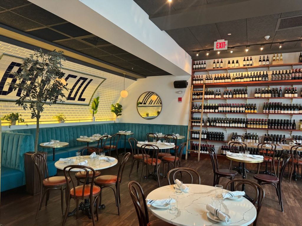 Ambiente interno do Batifol, brasserie parisiense em Boston