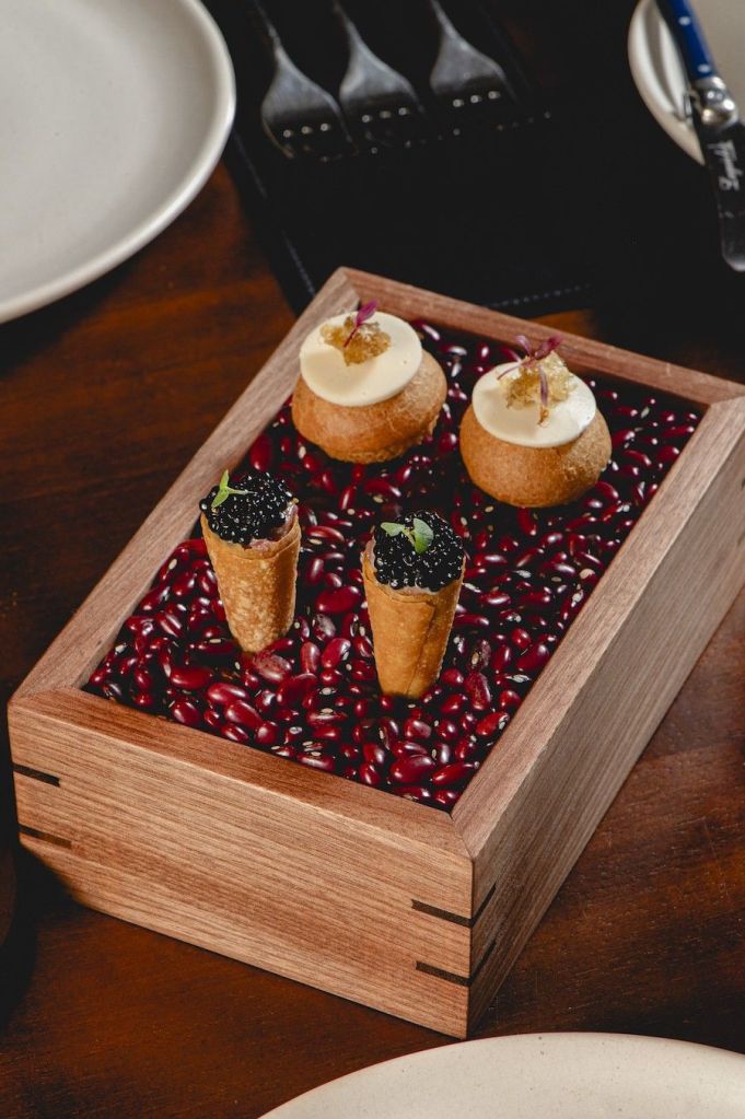 Cornetto de crudo de mignon e choux de bacalhau da Casa 201, no Rio de Janeiro