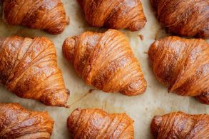Receita original do croissant nasceu na Áustria no século XV, mas foi um padeiro francês o responsável por deixá-lo folhado, mais leve e crocante como é encontrado e reverenciado hoje no mundo inteiro 