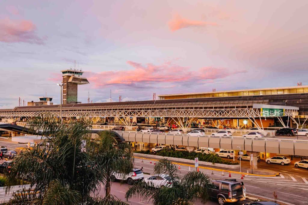 Exterior do terminal de passageiros do Aeroporto Internacional de Brasília