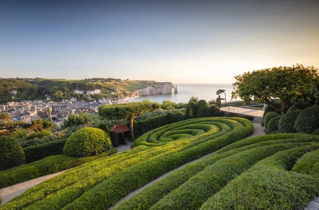 Les Jardins d'Etretat é um jardim neofuturista que se estende sobre as falésias da Costa do Alabastro, na Normandia