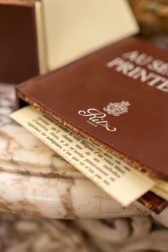 Capa de livro feito inteiramente de chocolate à venda no hotel Ritz de Paris