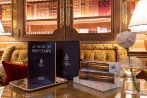 Livro comestível vendido na confeitaria do hotel Ritz tem letras de chocolate amargo e reprodução de texto do escritor francês Marcel Proust
