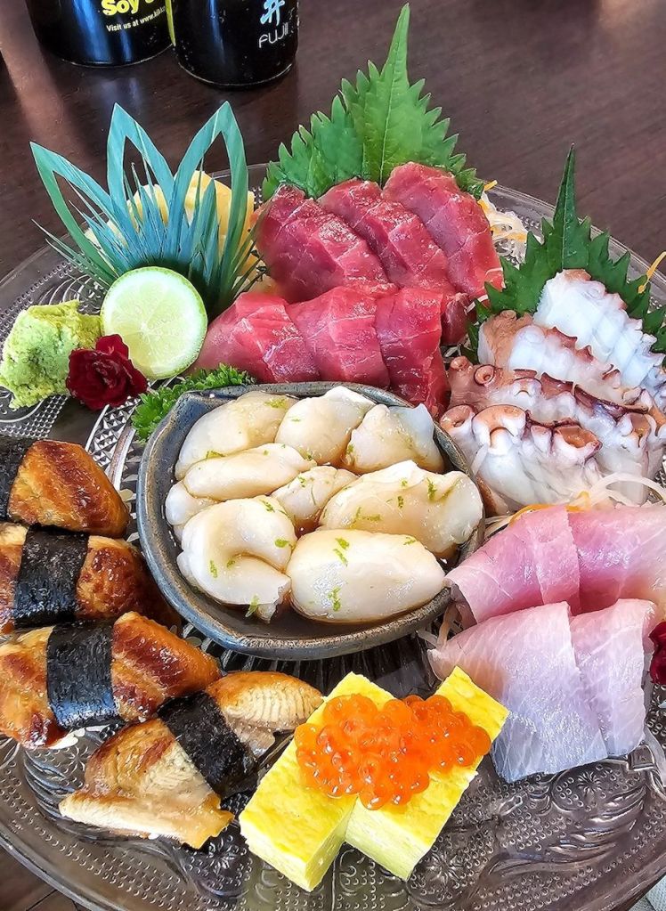 pratos com sushi e sashimis do Fujii em Curitiba