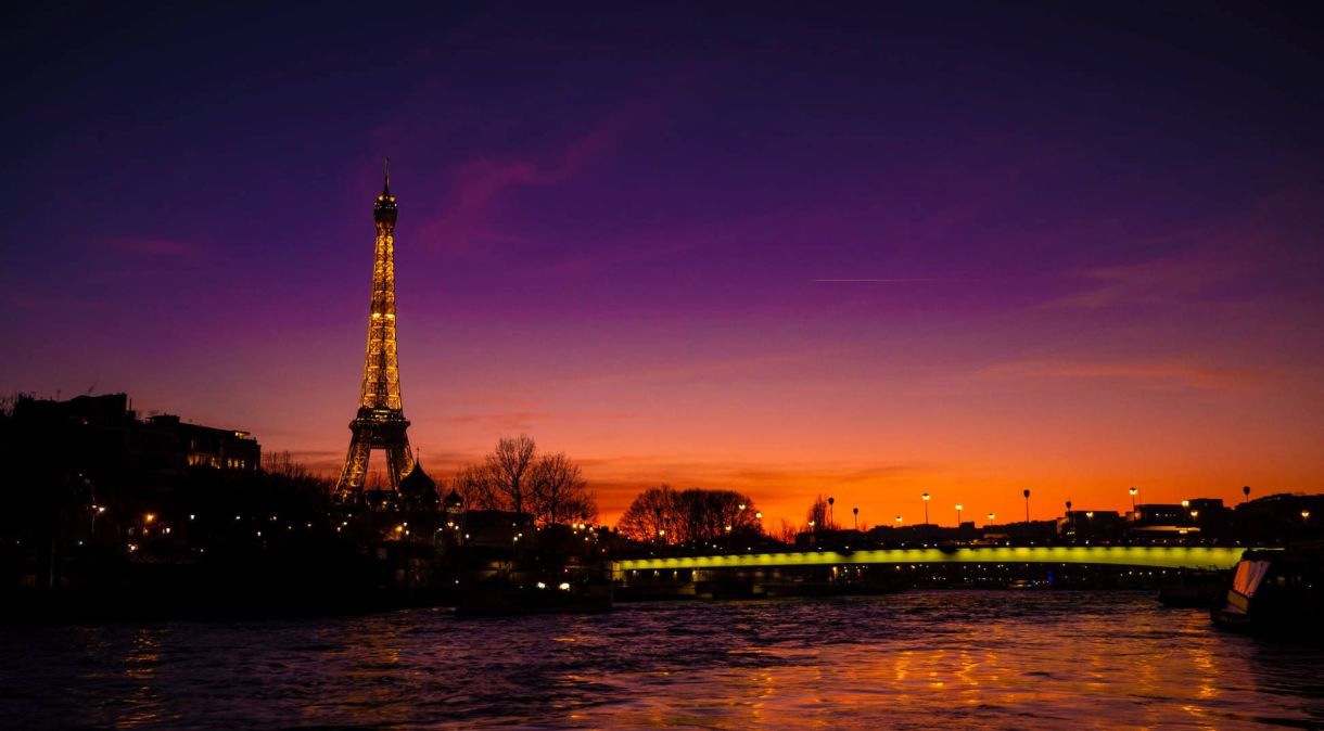 Bateaux Mouche é a principal empresa que organiza passeios de barco ao longo do Rio Sena; à noite, público pode apreciar os pontos turísticos de Paris desfrutando de um jantar