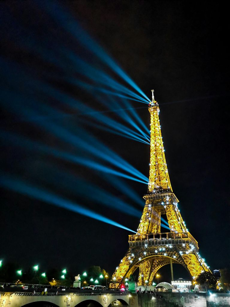 Torre Eiffel Iluminada em Paris