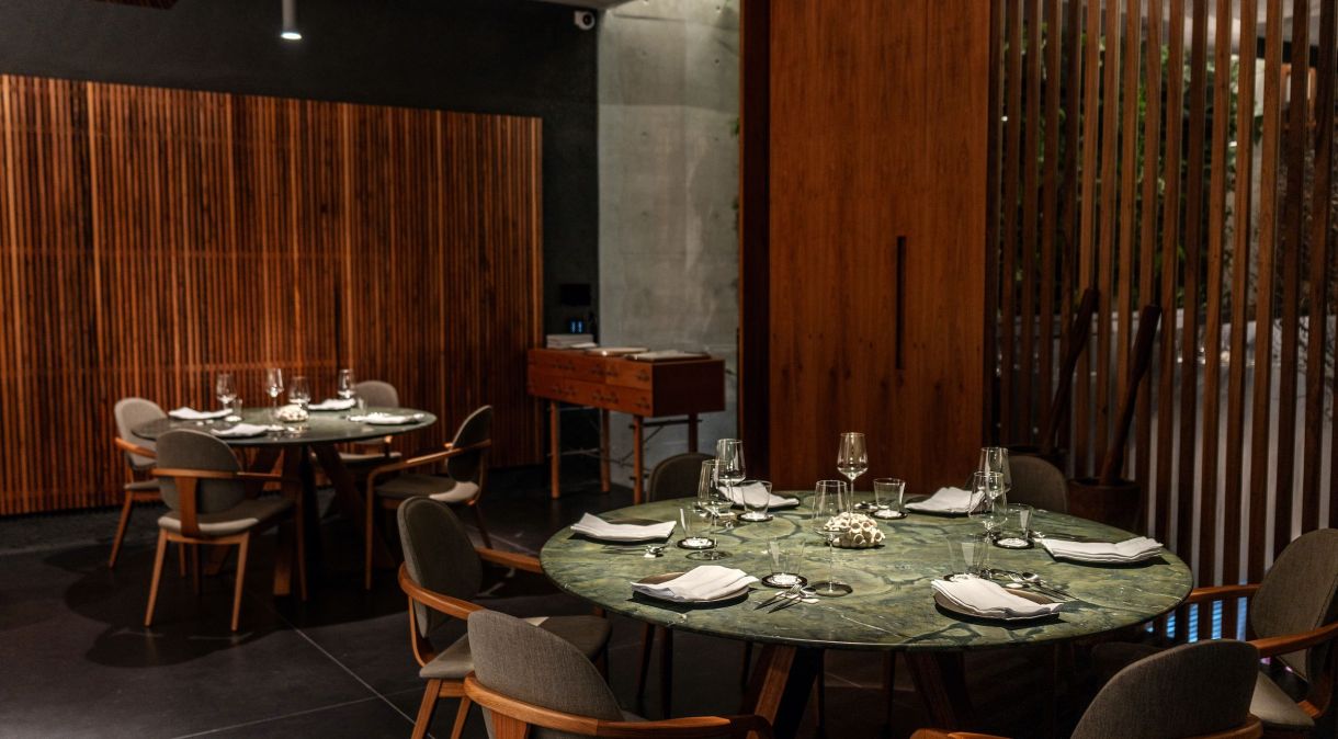 Ambiente do restaurante paulistano Tuju, que adotou a taxa de serviço de 15%