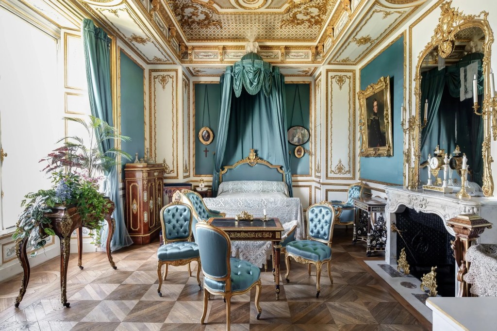 Os apartamentos privados do Duque e da Duquesa de Aumale estão localizados no piso térreo do Petit Château