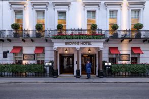Repleto de história, Brown's Hotel, em Mayfair, eleva experiência britânica com hospitalidade sem igual em endereço vizinho a galerias de arte e lojas de grife 