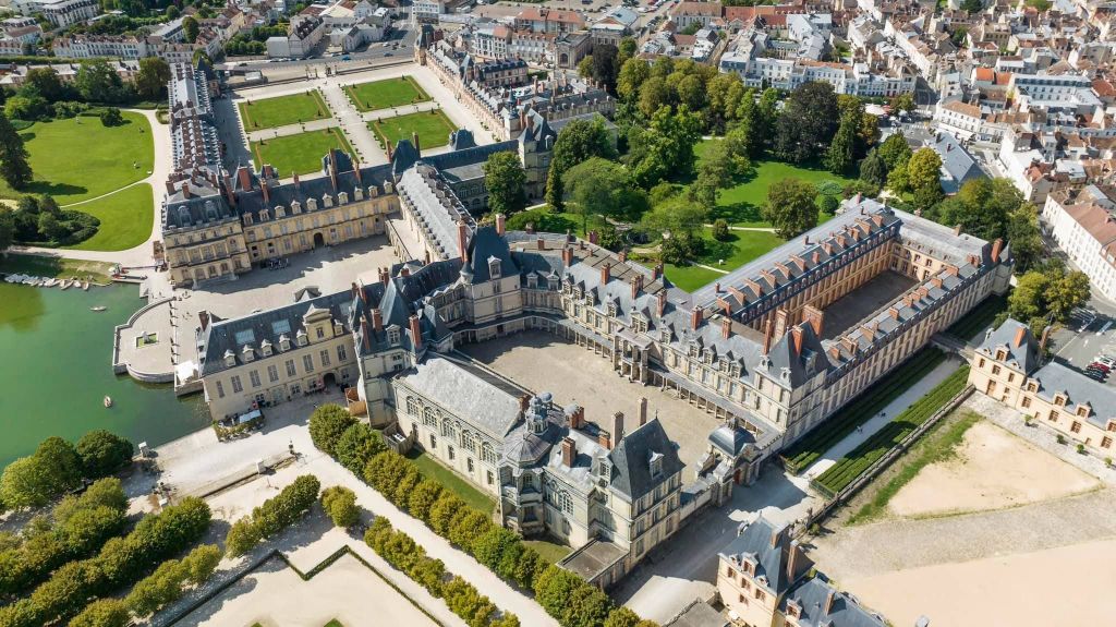 Vista aérea do majestoso Castelo de Fontainebleau