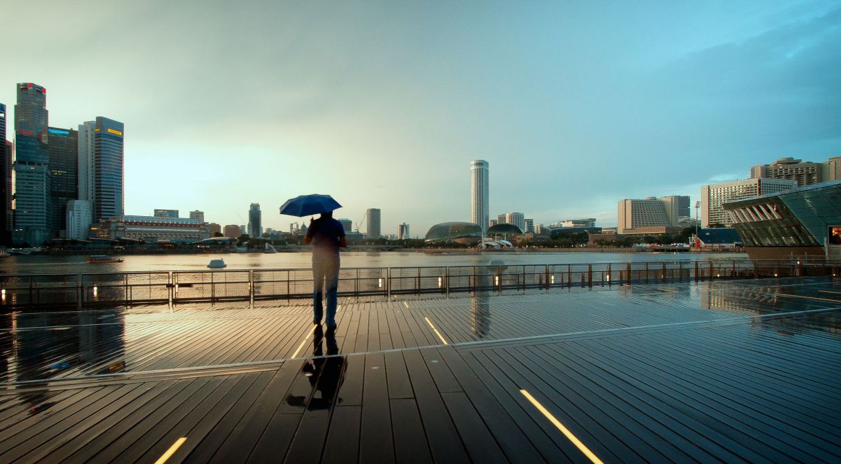 O clima em Singapura é tropical úmido, porque a cidade-estado é muito próxima à Linha do Equador.