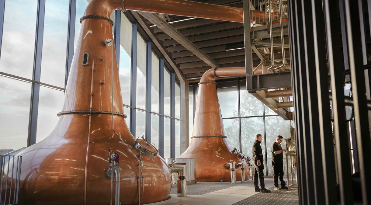 A destilaria Port Ellen em Islay, na Escócia, reabriu 40 anos depois de ter sido desativada.