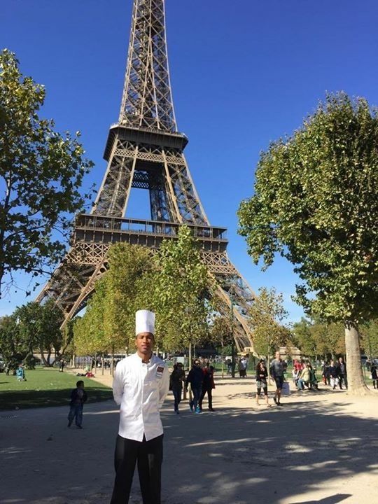 Chef João Diamante em frente a Torre Eiffel 
