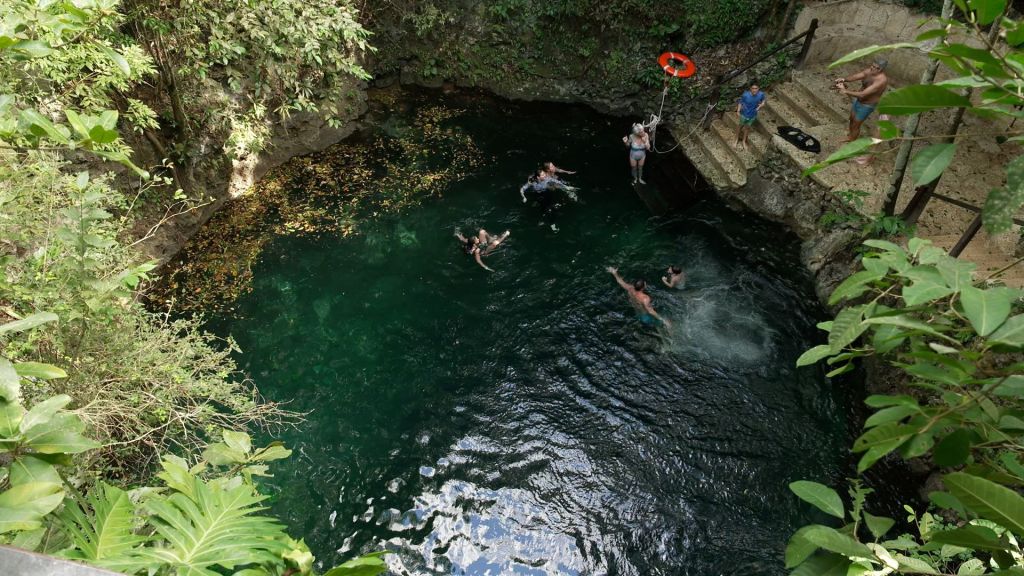 Puerto Morelos é conhecido pelos cenotes -- grandes buracos encontrados nessa região