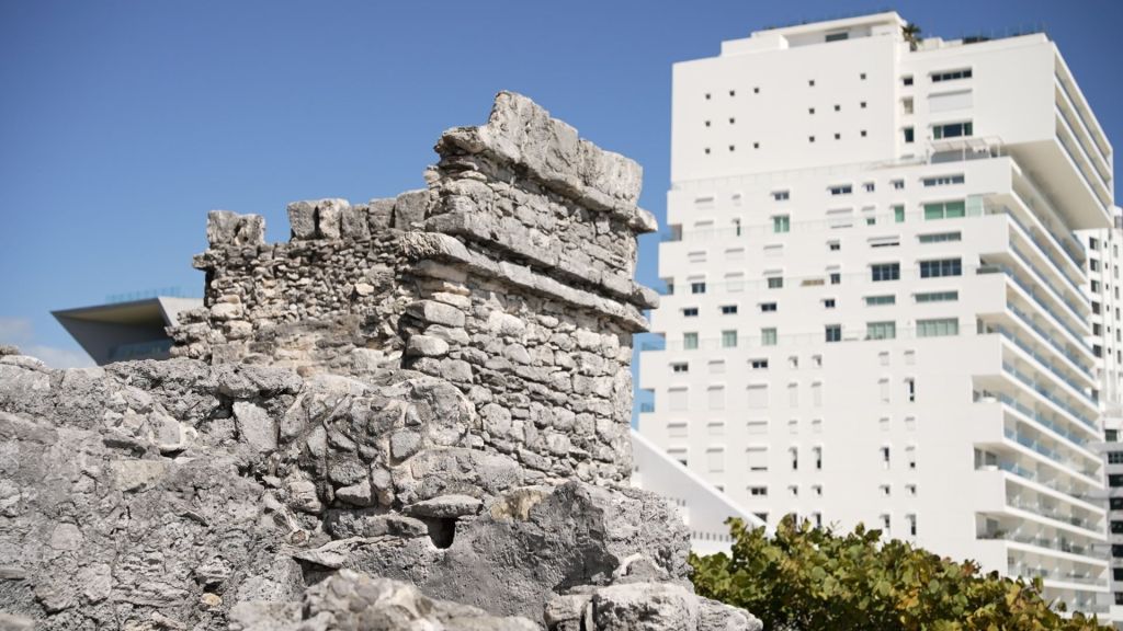 Hotel moderno ao lado de ruínas ancestrais em Cancún
