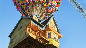 Airbnb tem hospedagem em casa flutuante de “Up” e no Museu da Ferrari