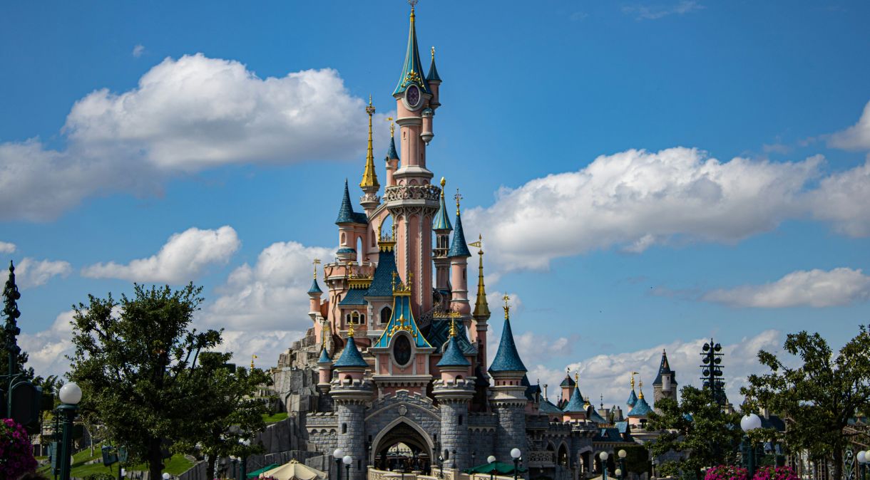Disneyland de Paris tem dois parques: Disneyland Park (o da foto) e Walt Disney Studios